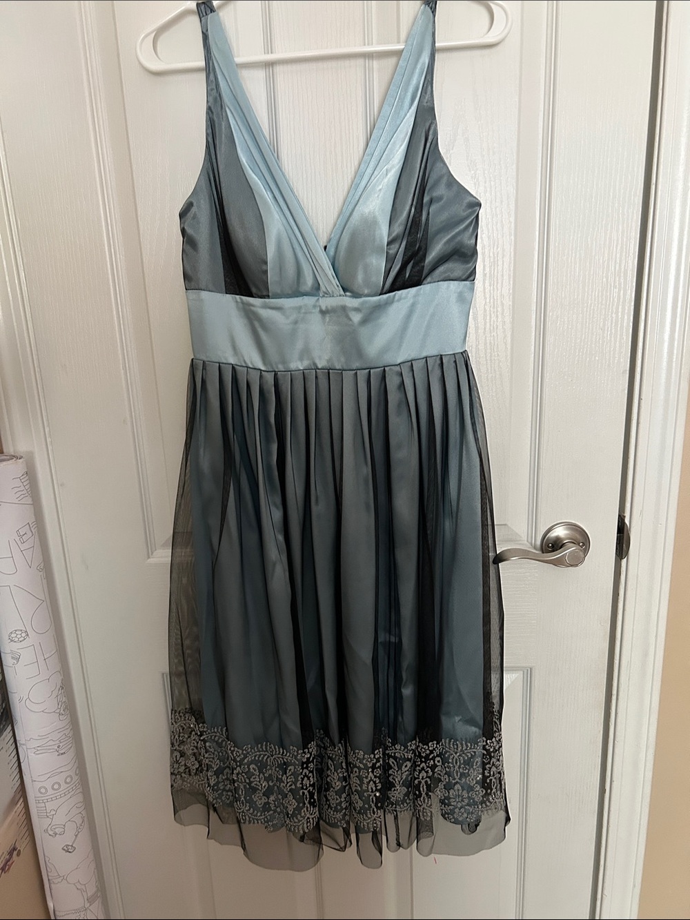 Elegant V-Neck Lace Hem A-Line Dress in mint green with black